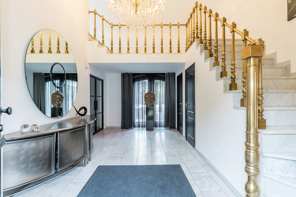 Foto - Te koop: Op een schitterende en rustige locatie in de geliefde villawijk "Moltbos" staat deze stijlvolle, vrijstaande villa met een uitzonderlijk royaal woonoppervlak.